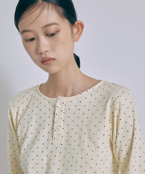 EN NEUME(エンノイム)の「Powder Dot Henley(Tシャツ/カットソー・レディース・ネイビー/イエロー/ブルー/オフホワイト・FREE)」の19枚目の写真