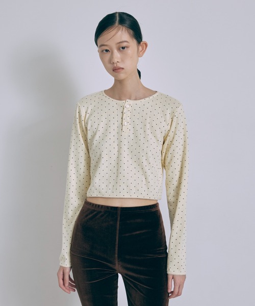 EN NEUME(エンノイム)の「Powder Dot Henley(Tシャツ/カットソー・レディース・ネイビー/イエロー/ブルー/オフホワイト・FREE)」の17枚目の写真