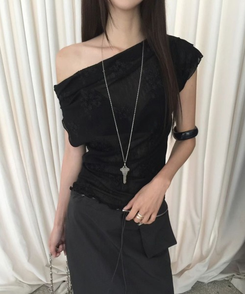 FAVORITO（ファヴォリート）の「オフショルダー刺繍トップス（その他トップス・レディース・ブラック/オフホワイト・F）」の2枚目の写真