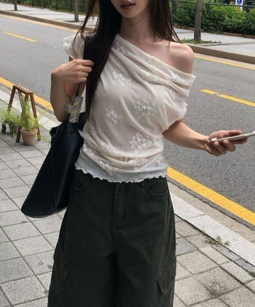 FAVORITO（ファヴォリート）の「オフショルダー刺繍トップス（その他トップス・レディース・ブラック/オフホワイト・F）」の14枚目の写真