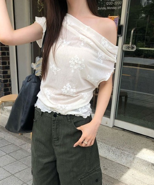 FAVORITO（ファヴォリート）の「オフショルダー刺繍トップス（その他トップス・レディース・ブラック/オフホワイト・F）」の15枚目の写真