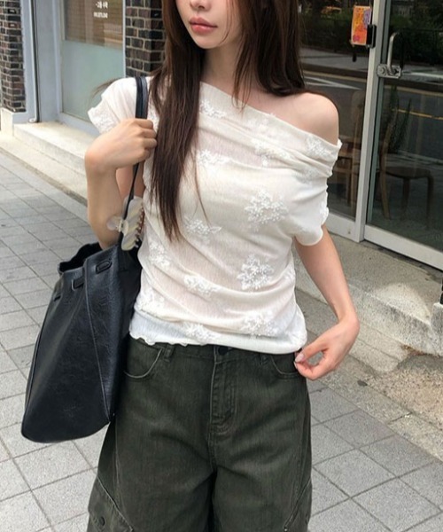 FAVORITO（ファヴォリート）の「オフショルダー刺繍トップス（その他トップス・レディース・ブラック/オフホワイト・F）」の13枚目の写真