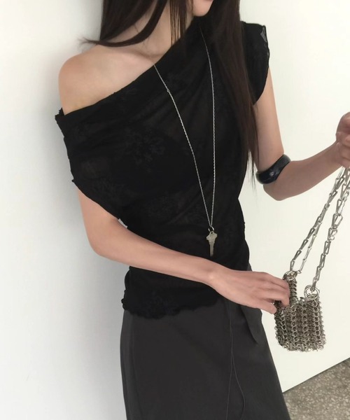 FAVORITO（ファヴォリート）の「オフショルダー刺繍トップス（その他トップス・レディース・ブラック/オフホワイト・F）」の5枚目の写真