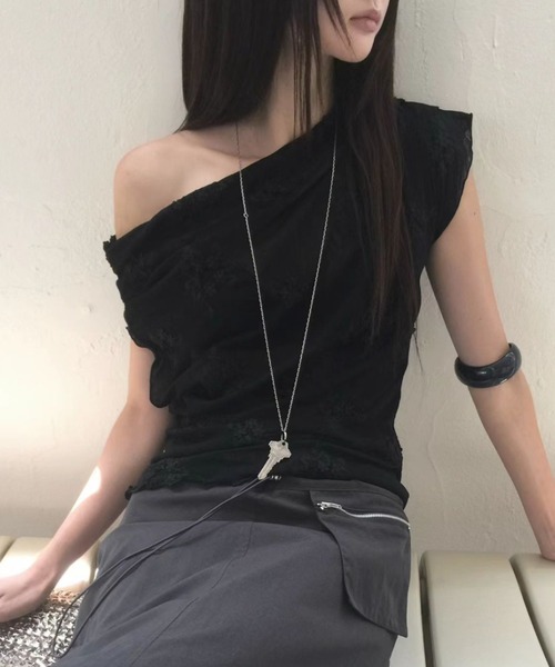 FAVORITO（ファヴォリート）の「オフショルダー刺繍トップス（その他トップス・レディース・ブラック/オフホワイト・F）」の7枚目の写真