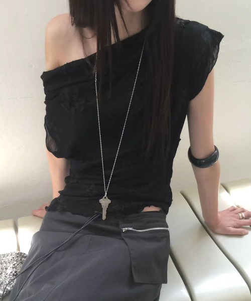 FAVORITO（ファヴォリート）の「オフショルダー刺繍トップス（その他トップス・レディース・ブラック/オフホワイト・F）」の6枚目の写真