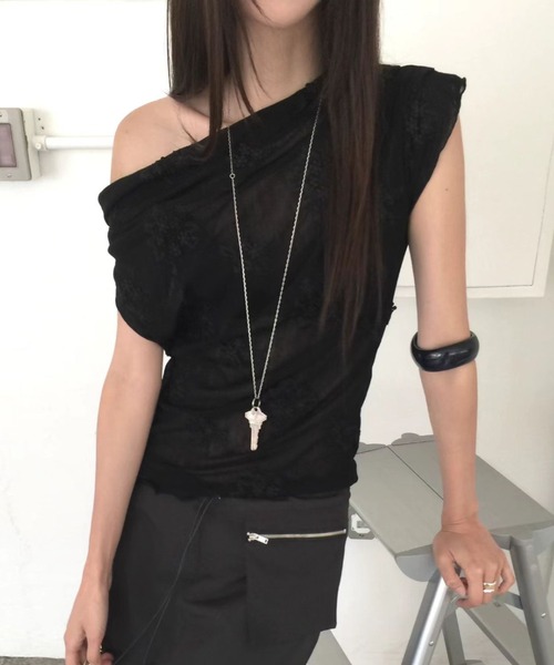 FAVORITO（ファヴォリート）の「オフショルダー刺繍トップス（その他トップス・レディース・ブラック/オフホワイト・F）」の4枚目の写真
