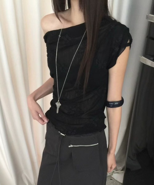 FAVORITO（ファヴォリート）の「オフショルダー刺繍トップス（その他トップス・レディース・ブラック/オフホワイト・F）」の3枚目の写真