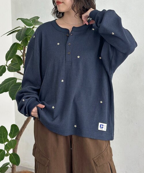 CPCM(シーピーシーエム)の「フラワー刺繍ワッフルヘンリー(Tシャツ/カットソー・メンズ・ネイビー/カーキ/グレー・MEDIUM/SMALL/LARGE)」の1枚目の写真