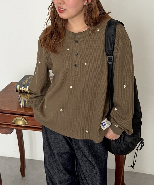 CPCM(シーピーシーエム)の「フラワー刺繍ワッフルヘンリー(Tシャツ/カットソー・メンズ・ネイビー/カーキ/グレー・MEDIUM/SMALL/LARGE)」の3枚目の写真