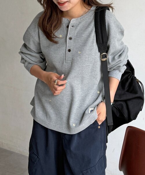 CPCM(シーピーシーエム)の「フラワー刺繍ワッフルヘンリー(Tシャツ/カットソー・メンズ・ネイビー/カーキ/グレー・MEDIUM/SMALL/LARGE)」の4枚目の写真