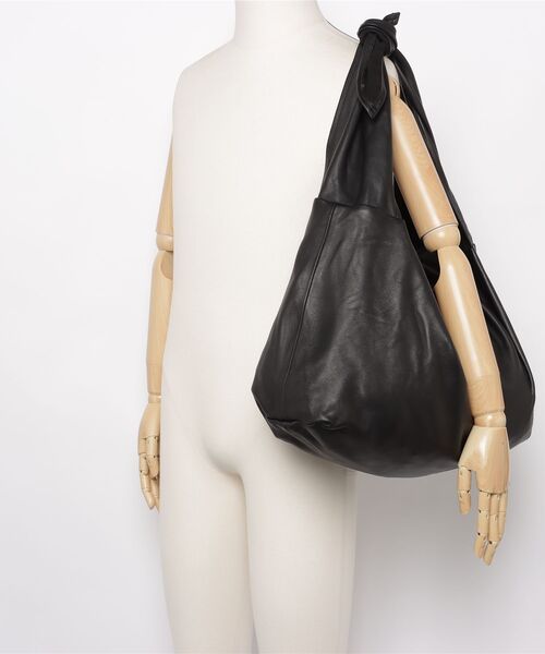 my beautiful landlet(マイビューティフルランドレット)の「【my beautiful landlet】CHROME FREE LAMB LEATHER TOTE BAG(ショルダーバッグ・メンズ・ホワイト/ブラック・FREE)」の6枚目の写真
