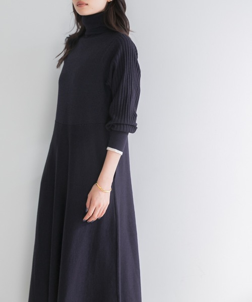 金魚椿と水草のハイネックワンピース プリーツワンピース WEB/一部店舗限定』タートルネックデザインスリーブワンピース