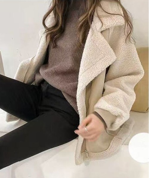 &soiree(アンドソワレ)の「ボア切り替えフェイクムートンジャケット(ムートンコート・レディース・アイボリー・SMALL/MEDIUM/LARGE/X-LARGE)」の5枚目の写真