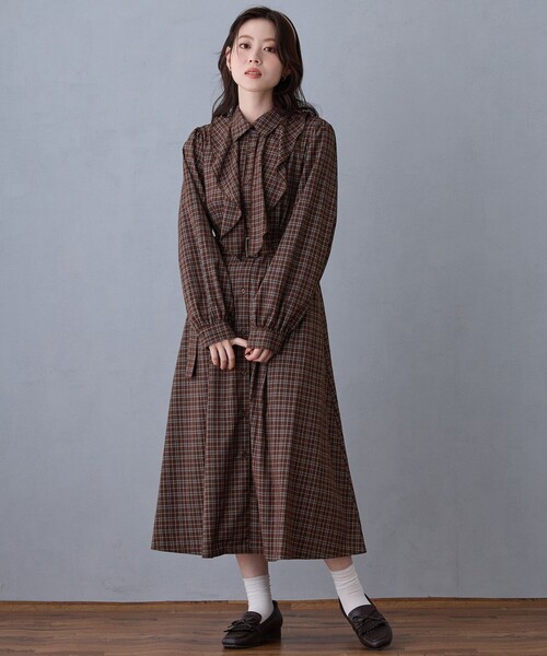 NICOLE CLUB(ニコル クラブ)の「ラッフルフリルチェックワンピース(ワンピース・レディース・ネイビー/レッド/ブラウン・M)」の1枚目の写真
