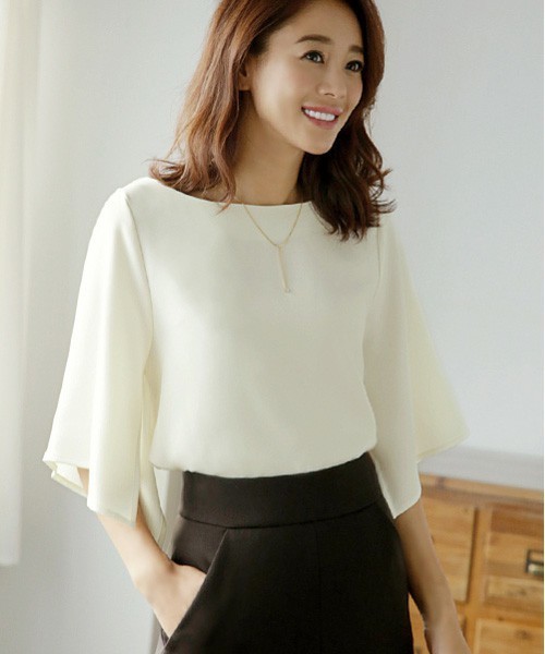 STYLE DELI（スタイルデリ）の「変形ワイドスリーブブラウス（シャツ/ブラウス・レディース・ベージュ/カーキ/オフホワイト/ブルー・MEDIUM）」の2枚目の写真