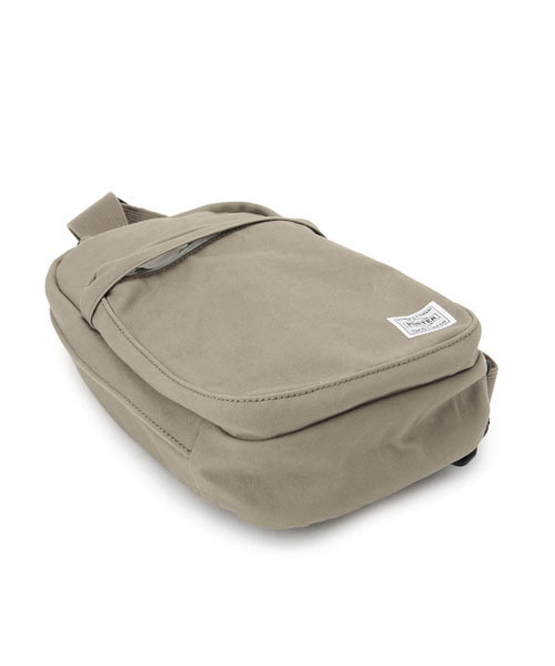 PORTER（ポーター）の「PORTER BEAT ONE SHOULDER BAG <B印 YOSHIDA SELECT>（ショルダーバッグ・メンズ・ブラック/ベージュ/オリーブ・ONE SIZE）」の6枚目の写真