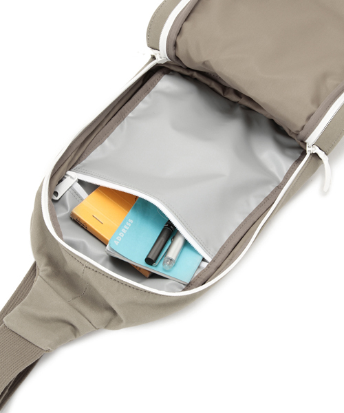 PORTER（ポーター）の「PORTER BEAT ONE SHOULDER BAG <B印 YOSHIDA SELECT>（ショルダーバッグ・メンズ・ブラック/ベージュ/オリーブ・ONE SIZE）」の9枚目の写真