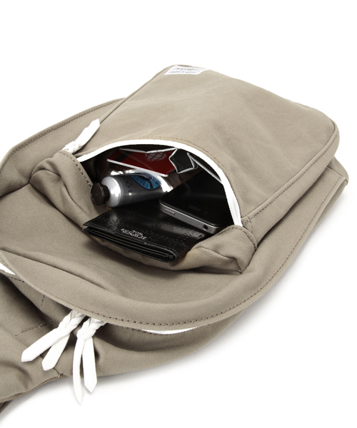 PORTER（ポーター）の「PORTER BEAT ONE SHOULDER BAG <B印 YOSHIDA SELECT>（ショルダーバッグ・メンズ・ブラック/ベージュ/オリーブ・ONE SIZE）」の10枚目の写真