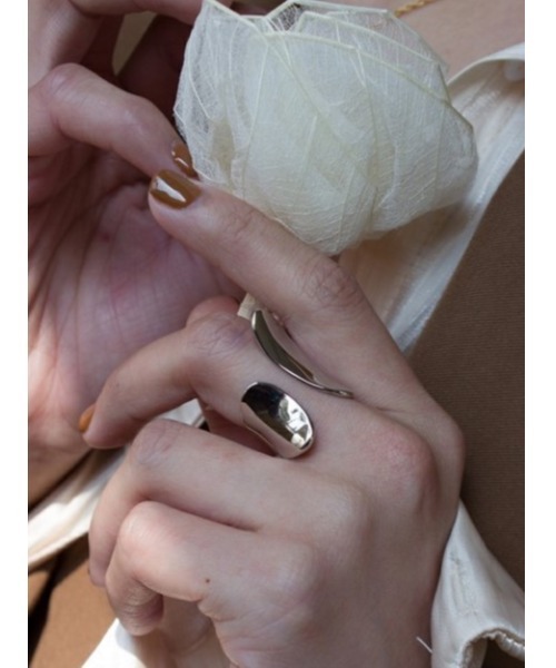 mou（モウ）の「歪み変形カーブリング（リング・レディース・シルバー/ゴールド・FREE）」の4枚目の写真