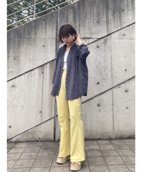 THROW by SLY(スローバイスライ)の「THROW TEXTURE CUT BELL BOTTOM ベルボトム(スラックス・レディース・カーキ/ライトイエロー/ブラック・2/1/0)」の14枚目の写真