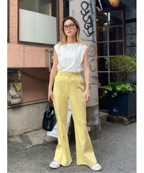 THROW by SLY(スローバイスライ)の「THROW TEXTURE CUT BELL BOTTOM ベルボトム(スラックス・レディース・カーキ/ライトイエロー/ブラック・2/1/0)」の19枚目の写真