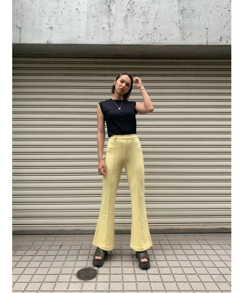 THROW by SLY(スローバイスライ)の「THROW TEXTURE CUT BELL BOTTOM ベルボトム(スラックス・レディース・カーキ/ライトイエロー/ブラック・2/1/0)」の22枚目の写真