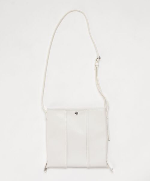 beautiful people（ビューティフルピープル）の「beautiful people “LINING LOGO POCKET”ミニレザーバッグ（ショルダーバッグ・レディース・オフホワイト・FREE）」の2枚目の写真