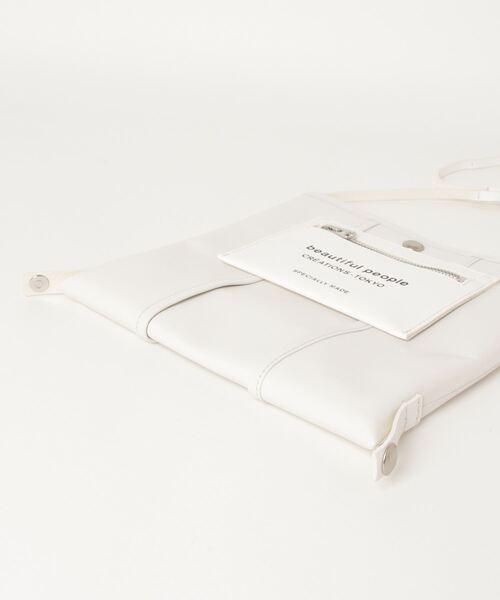 beautiful people（ビューティフルピープル）の「beautiful people “LINING LOGO POCKET”ミニレザーバッグ（ショルダーバッグ・レディース・オフホワイト・FREE）」の3枚目の写真