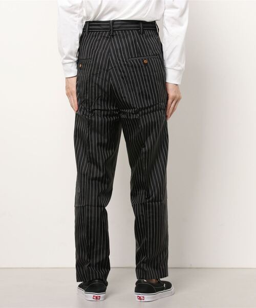 VIKTOR&ROLF（ヴィクター&ロルフ）の「VIKTOR&ROLF(ヴィクター＆ロルフ)ナッツボタンストライプパンツ/BLACK & WHITE STRIPED TROUSERS（その他パンツ・メンズ・ブラック・46/48/50）」の3枚目の写真
