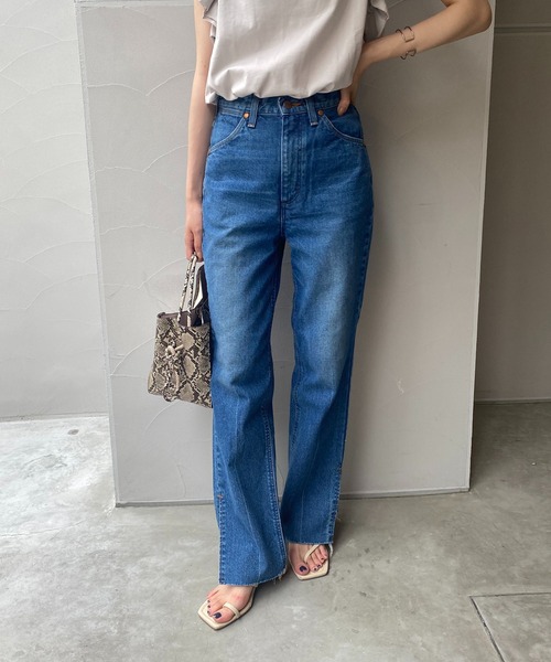 Wrangler（ラングラー）の「【Wrangler/ラングラー】カットオフスリットストレートデニム（デニムパンツ・レディース・ブラック/ブルー・XS/S）」の2枚目の写真