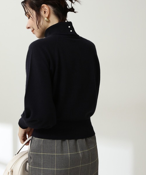 N.(N. Natural Beauty Basic)(エヌエヌナチュラルビューティーベーシック)の「◆パールボタンタートルネックニット(ニット/セーター・レディース・チャコールグレー/ネイビー/オフホワイト/イエロー・MEDIUM)」の1枚目の写真