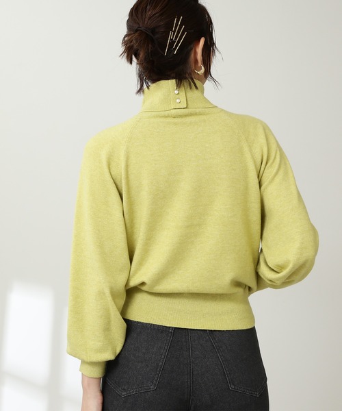 N.(N. Natural Beauty Basic)(エヌエヌナチュラルビューティーベーシック)の「◆パールボタンタートルネックニット(ニット/セーター・レディース・チャコールグレー/ネイビー/オフホワイト/イエロー・MEDIUM)」の4枚目の写真