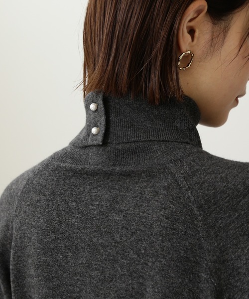 N.(N. Natural Beauty Basic)(エヌエヌナチュラルビューティーベーシック)の「◆パールボタンタートルネックニット(ニット/セーター・レディース・チャコールグレー/ネイビー/オフホワイト/イエロー・MEDIUM)」の10枚目の写真