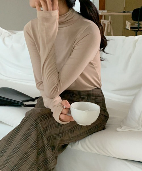 CEMONEMO(セモネモ)の「指穴 タートルネック ロンT / インナーカットソー(Tシャツ/カットソー・レディース・ベージュ/スカイブルー/ブラウン/ブラック/グレー/アイボリー・FREE)」の10枚目の写真