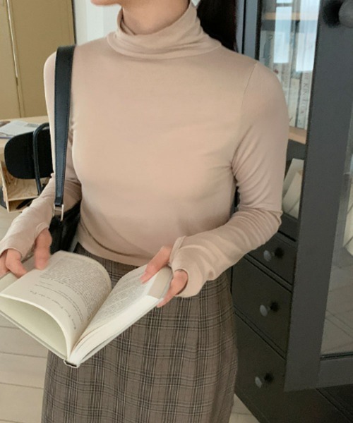 CEMONEMO(セモネモ)の「指穴 タートルネック ロンT / インナーカットソー(Tシャツ/カットソー・レディース・ベージュ/スカイブルー/ブラウン/ブラック/グレー/アイボリー・FREE)」の11枚目の写真