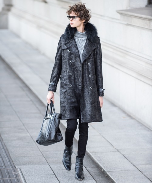 Buffalo Bobs（バッファローボブズ）の「DUOMO W/FUR-LEATHER LOOK(ドゥオ－モ ウィズ ファー-レザールック)レザールック リアルファー付 トレンチ コート（トレンチコート・メンズ・ブラック・2-3/3-4/1-2）」の5枚目の写真