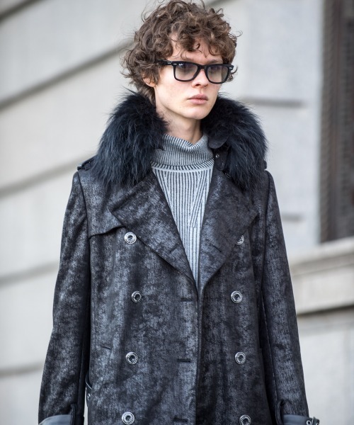 Buffalo Bobs（バッファローボブズ）の「DUOMO W/FUR-LEATHER LOOK(ドゥオ－モ ウィズ ファー-レザールック)レザールック リアルファー付 トレンチ コート（トレンチコート・メンズ・ブラック・2-3/3-4/1-2）」の7枚目の写真