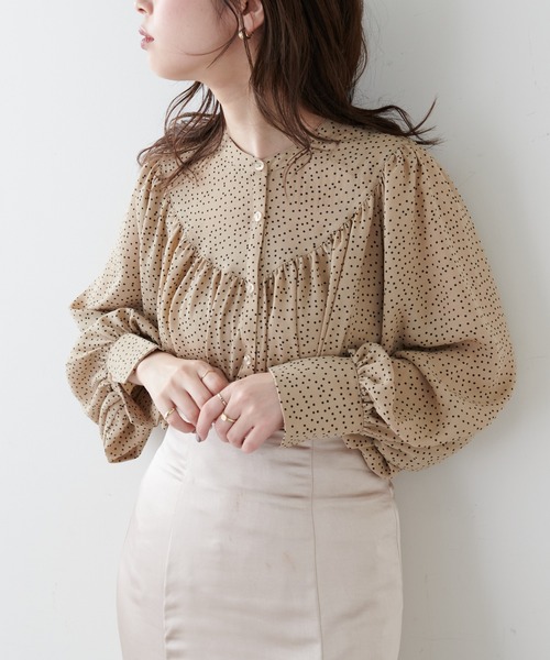 natural couture(ナチュラルクチュール)の「【WEB限定カラー有り】ヨーク×ギャザーデザイン2WAYブラウス(シャツ/ブラウス・レディース・ベージュ/グレー/アイボリー/その他1/その他2・FREE)」の4枚目の写真