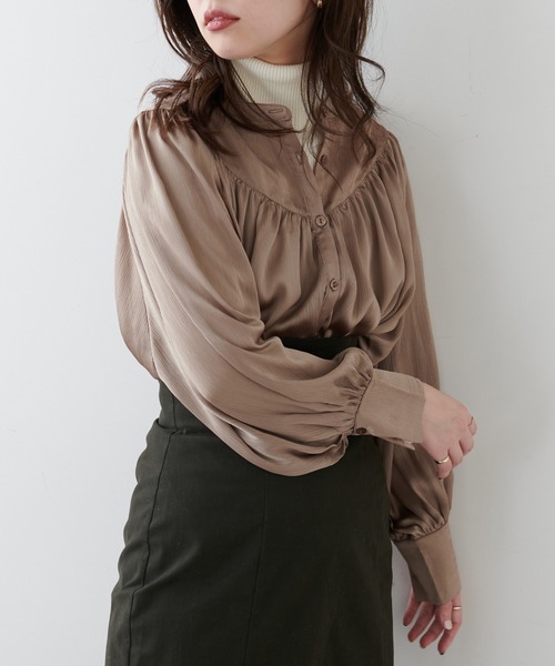 natural couture(ナチュラルクチュール)の「【WEB限定カラー有り】ヨーク×ギャザーデザイン2WAYブラウス(シャツ/ブラウス・レディース・ベージュ/グレー/アイボリー/その他1/その他2・FREE)」の3枚目の写真