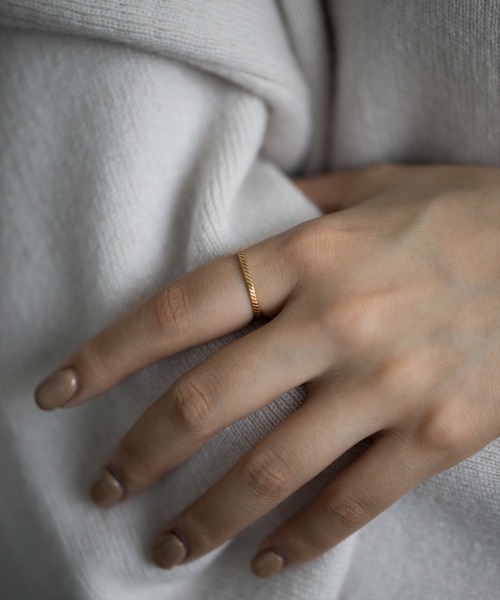 PAS TIERRA(パティエラ)の「-K10- カービングリング(リング・レディース・イエローゴールド・#9/#11/#13/#7/#15)」の2枚目の写真