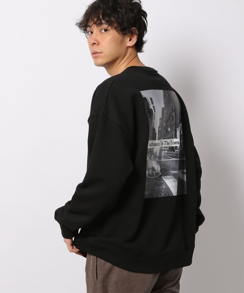 LAKOLE（ラコレ）の「裏起毛フォトプリントプルオーバー / 261473（スウェット・メンズ・ホワイト/ブラック/ブルー・MEDIUM/LARGE）」の2枚目の写真