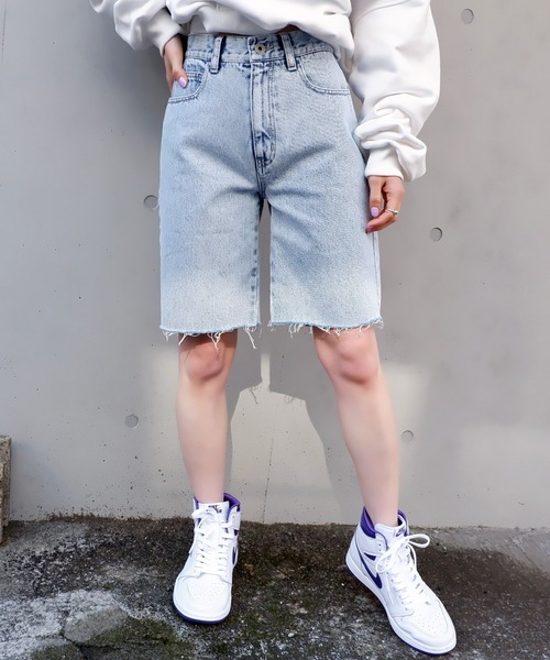 SPIRALGIRL(スパイラルガール)の「カットオフハーフデニムパンツ(デニムパンツ・レディース・ライトブルー・SMALL/MEDIUM)」の5枚目の写真