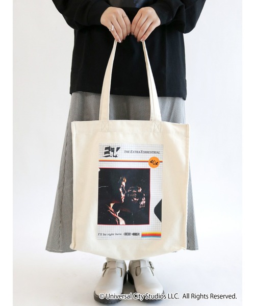 ehka sopo（エヘカソポ）の「『E.T.』ポスターアートトートバッグ（トートバッグ・レディース・レッド/オフホワイト・ﾌﾘ-）」の5枚目の写真