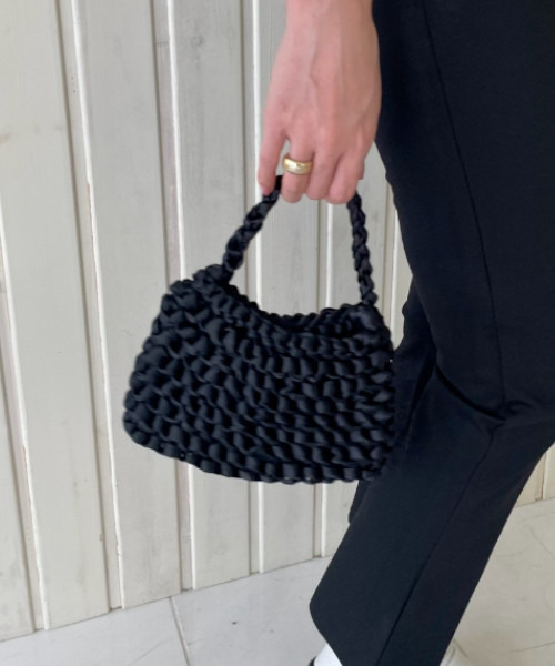 GIMME GIMME(ギミーギミー)の「【GIMME GIMME】Ribbon knitting mini bag gima22s003(ハンドバッグ・レディース・オレンジ/ライトグリーン/ライトブルー/ブラック・FREE)」の2枚目の写真