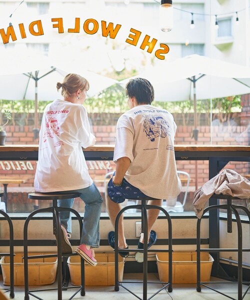 FREAK'S STORE(フリークスストア)の「WEB限定 SHE WOLF DINER×FREAK'S STORE/シーウルフダイナー 別注 ビッグシルエット バックプリントTシャツ(Tシャツ/カットソー・メンズ・ホワイト/アッシュグレー・SMALL/MEDIUM/LARGE)」の4枚目の写真