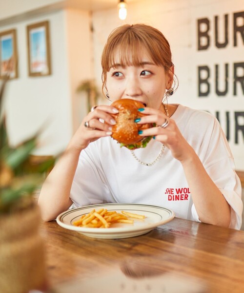 FREAK'S STORE(フリークスストア)の「WEB限定 SHE WOLF DINER×FREAK'S STORE/シーウルフダイナー 別注 ビッグシルエット バックプリントTシャツ(Tシャツ/カットソー・メンズ・ホワイト/アッシュグレー・SMALL/MEDIUM/LARGE)」の15枚目の写真