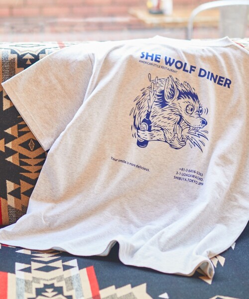 FREAK'S STORE(フリークスストア)の「WEB限定 SHE WOLF DINER×FREAK'S STORE/シーウルフダイナー 別注 ビッグシルエット バックプリントTシャツ(Tシャツ/カットソー・メンズ・ホワイト/アッシュグレー・SMALL/MEDIUM/LARGE)」の6枚目の写真