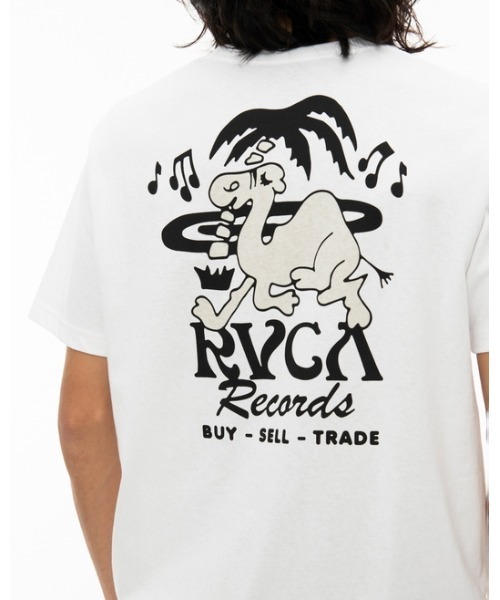 RVCA(ルーカ)の「RVCA メンズ RVCA RECORDS Tシャツ【2022年夏モデル】/ルーカ半袖バックプリントTシャツ(Tシャツ/カットソー・メンズ・ホワイト/ブラック/ゴールド・SMALL/MEDIUM/LARGE)」の1枚目の写真