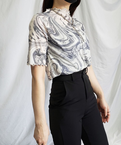 me+em select（ミームセレクト）の「※※【 ７色展開 /２WAY 】総柄マーブルシアー半袖メロートップス 《マーブルトップスに半袖バージョンが登場！ 》（Tシャツ/カットソー・レディース・チャコールグレー/パープル/グレー/オレンジ/グリーン/ミント/ブルー・MEDIUM/LARGE/SMALL）」の10枚目の写真