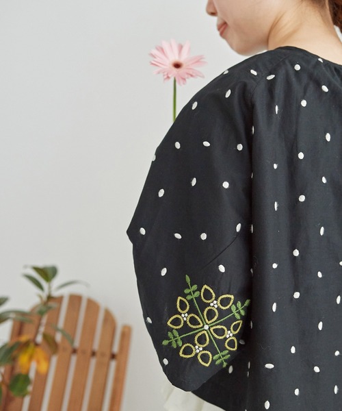 chambre de charme（シャンブルドゥシャーム）の「●石ころドットとお花刺繍 ブラウス（シャツ/ブラウス・レディース・ブラック・FREE）」の7枚目の写真